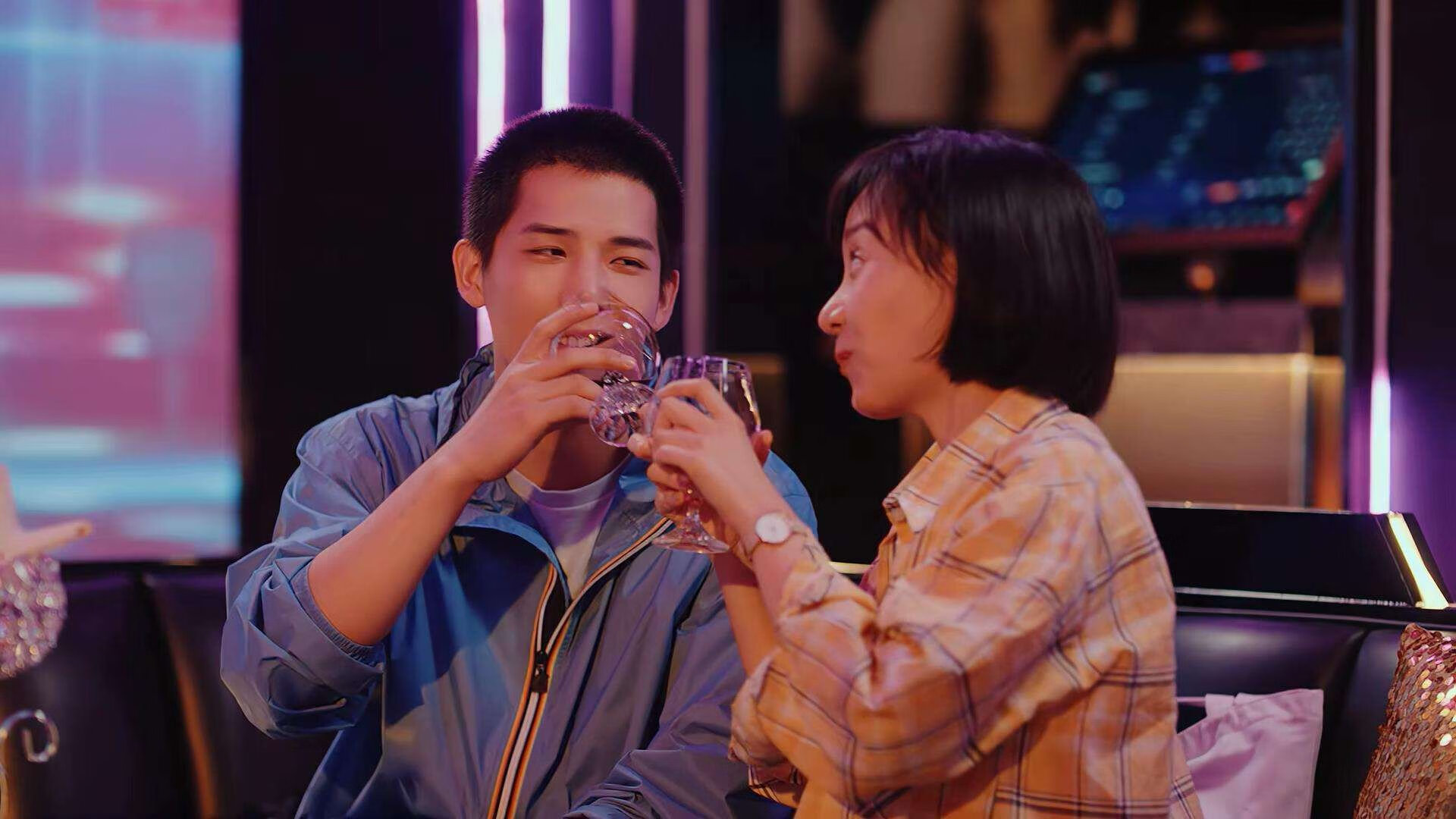 KAIYUNAPP-天空跳伞表演，飞越云端感受自由体验，空中跳伞的视频